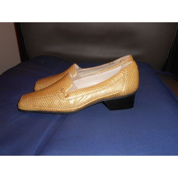 Amalfi Womens Loafers LIGHT TAN Patent Croc Leather Slip On Heeled Size 4 - Picture 2 of 5